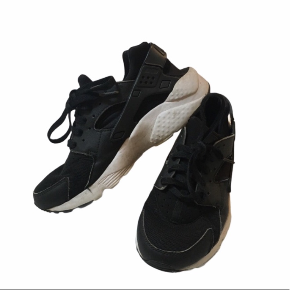 Nike black and white huaraches